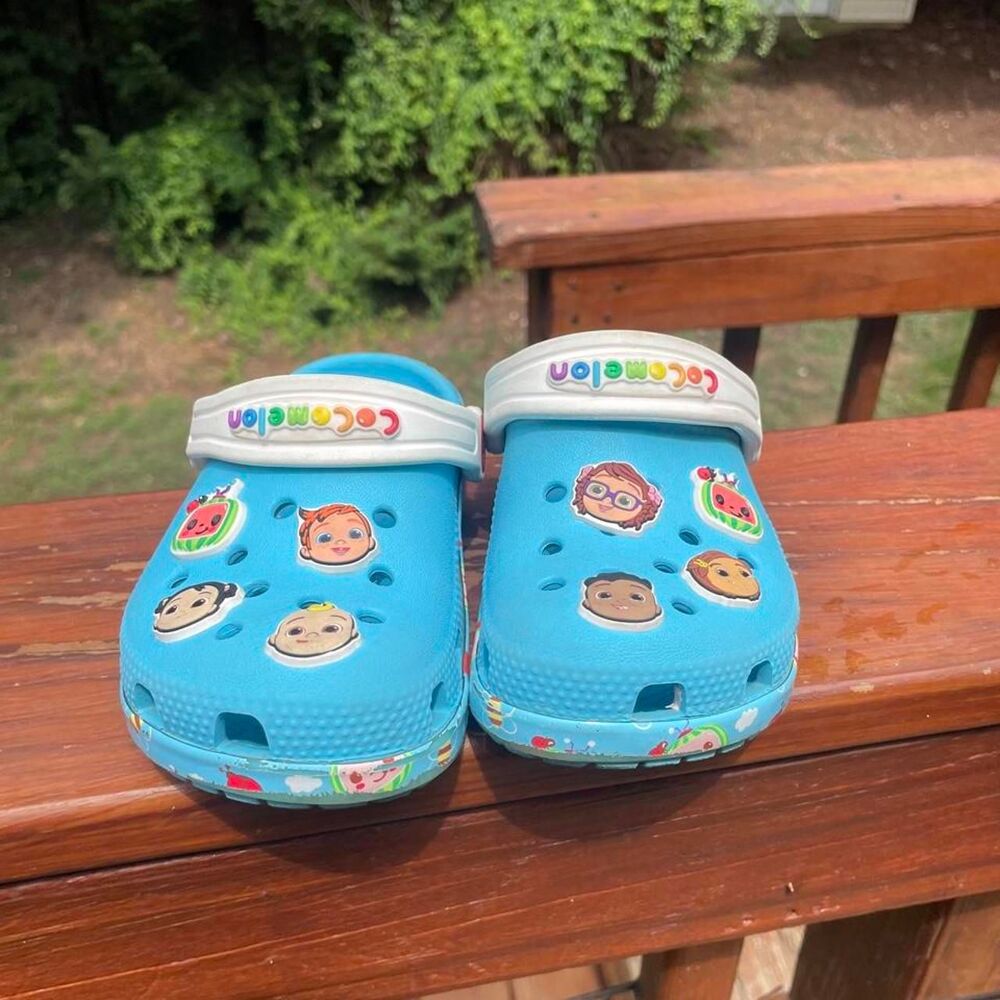 Crocs Cocomelon Toddler 9 Blue and White Water Play Clogs